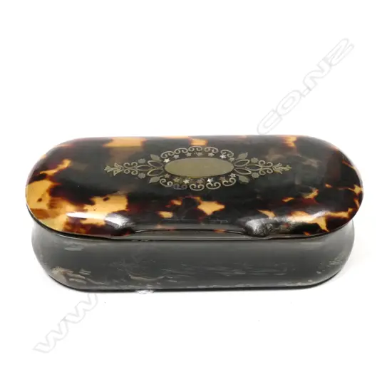 A 19thC papier-mâché snuff box