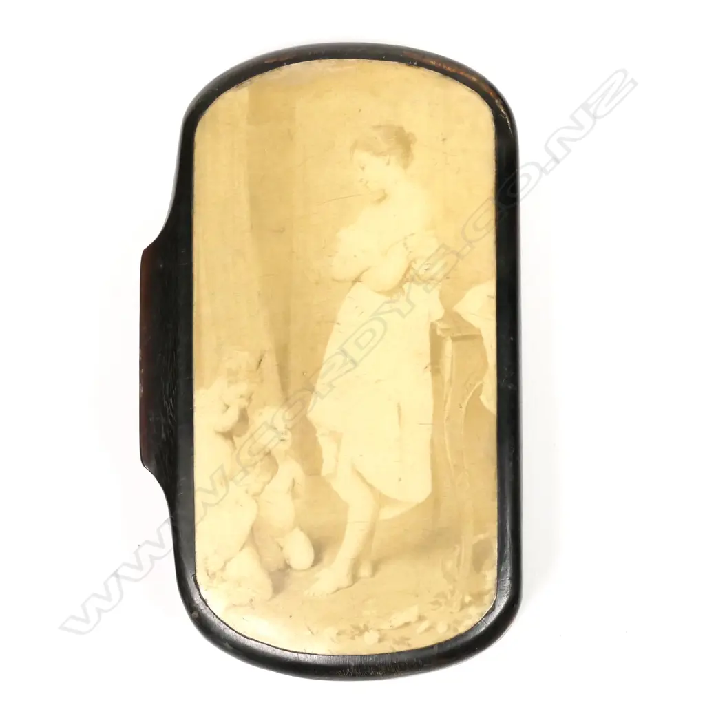 A 19thC papier-mâché snuff box Image 1++