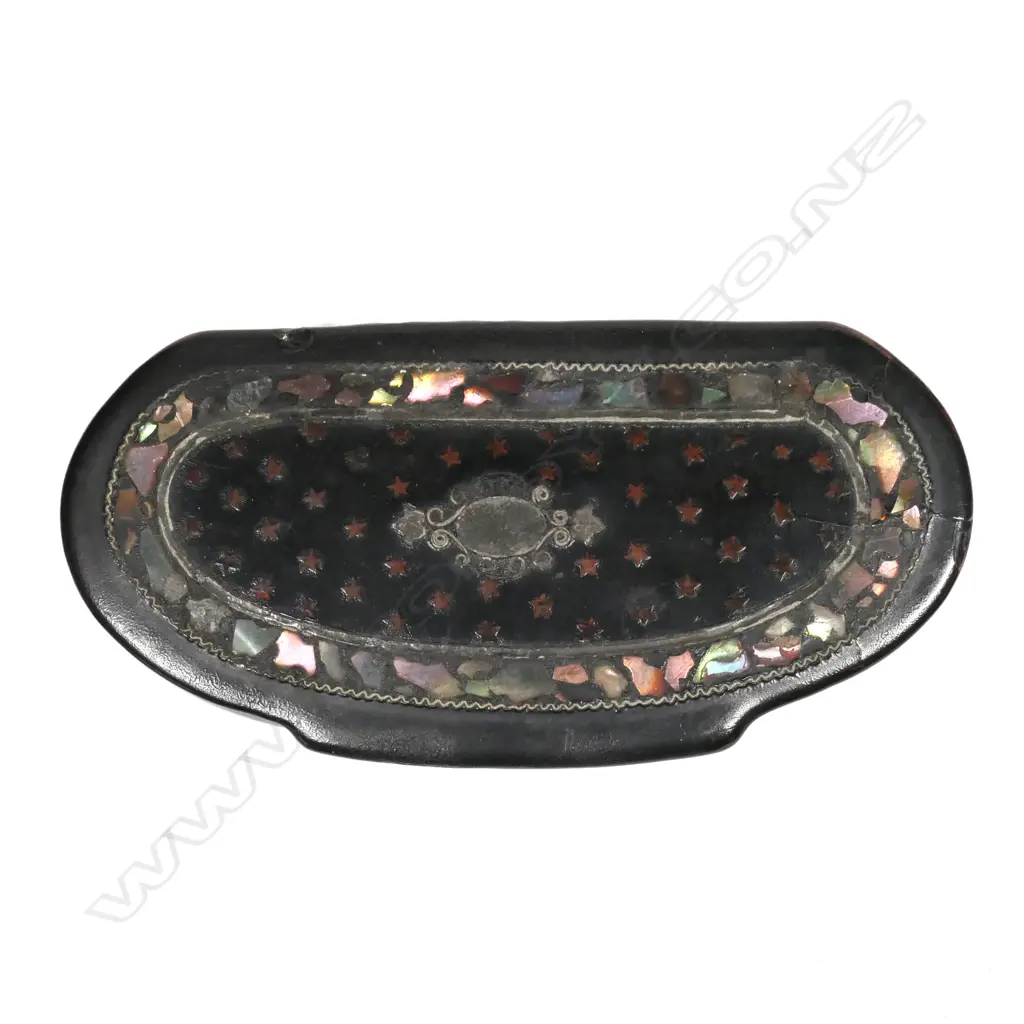 A 19thC papier-mâché snuff box Image 1++