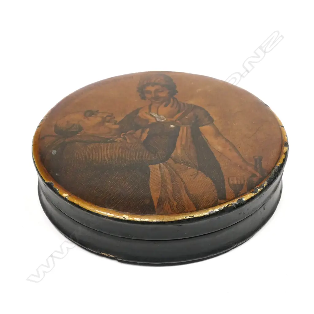A 18thC papier-mâché snuff box Image 1++