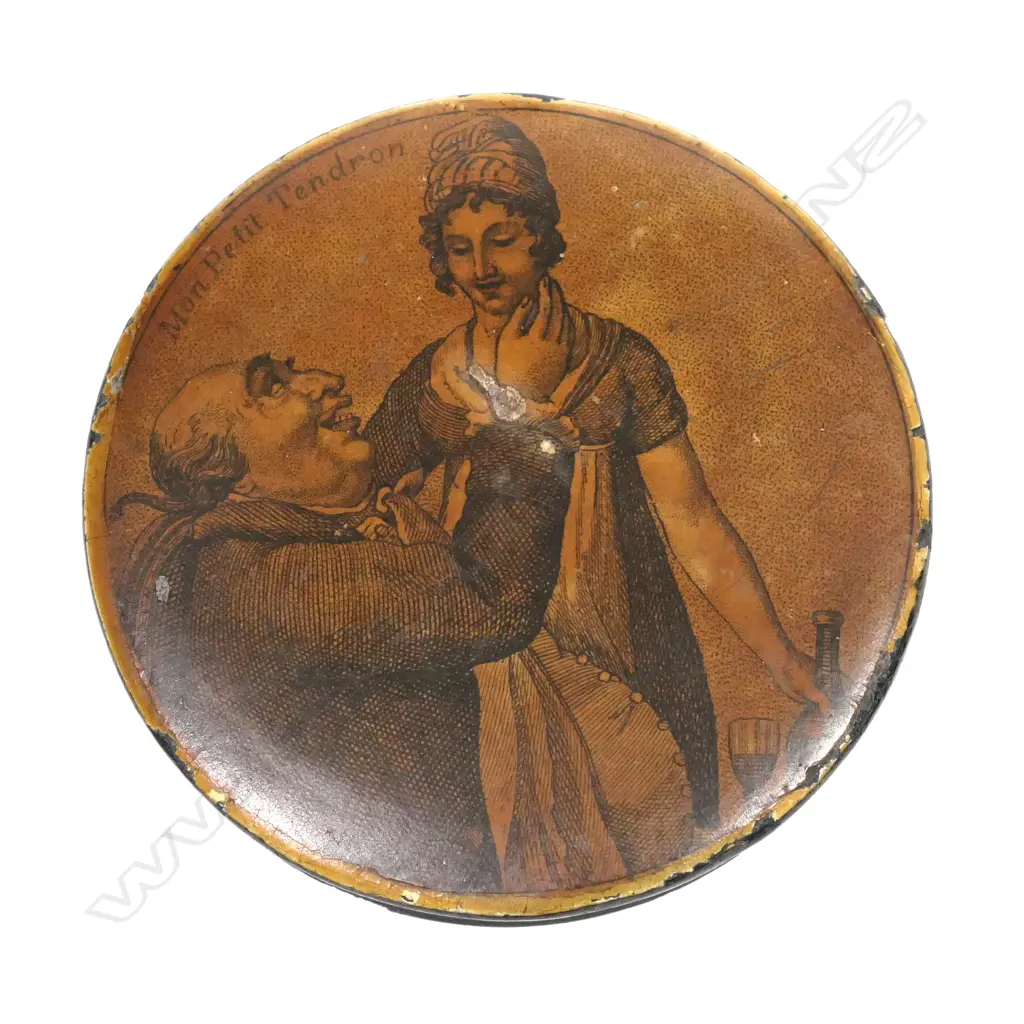 A 18thC papier-mâché snuff box Image 1++
