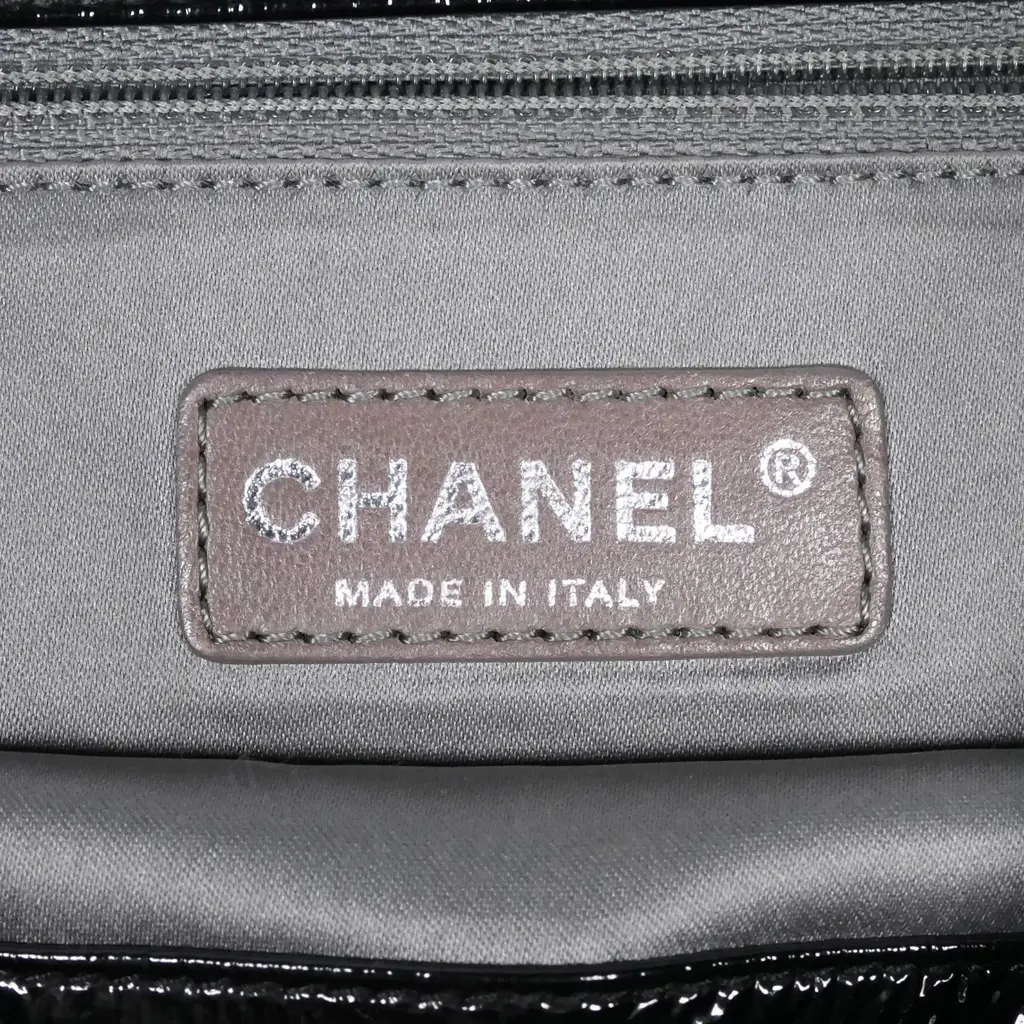 A Chanel black patent handbag Image 1++