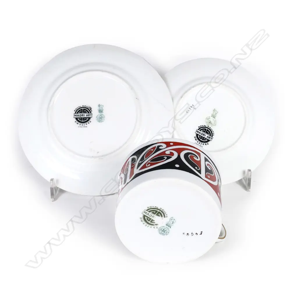 A Royal Doulton ‘Maori Art’ trio Image 1++