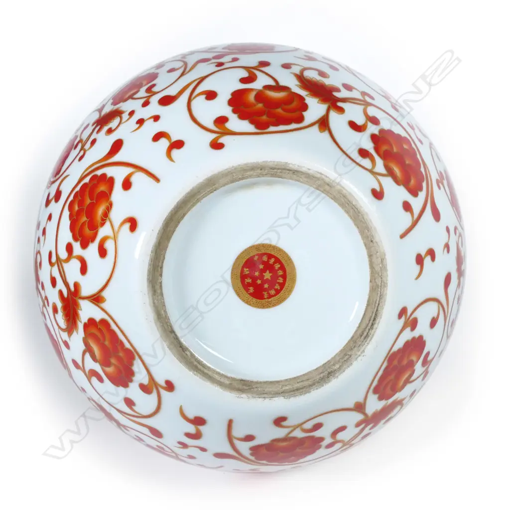 A Chinese iron-red and gilt finely decorated 'Fish' vase Image 1++