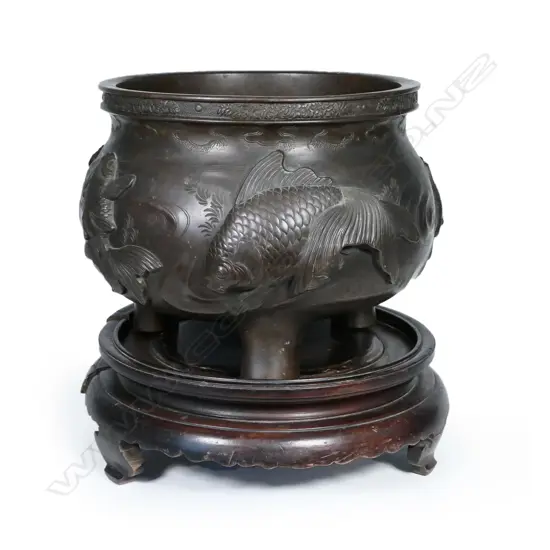 A large and heavy Japanese Meiji period bronze censer (kōro)