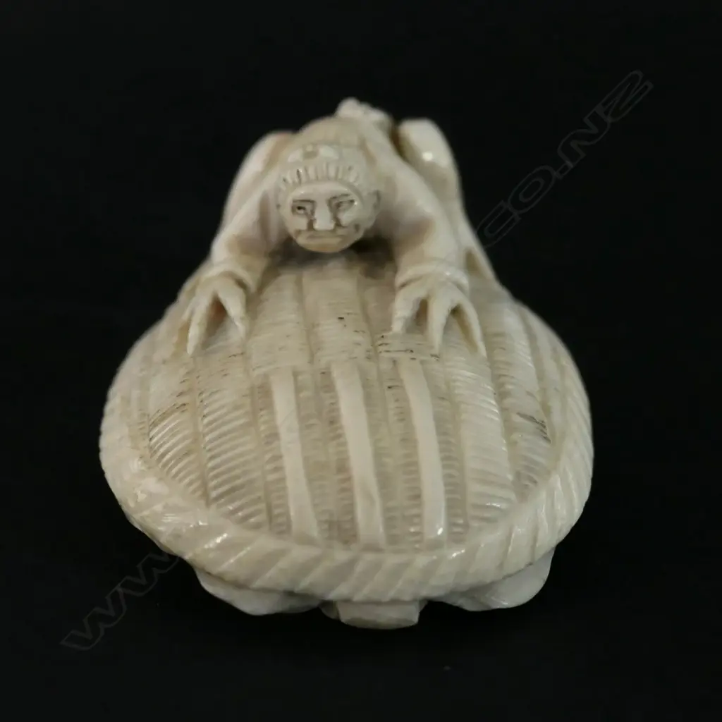 A Japanese carved ivory netsuke Image 1++