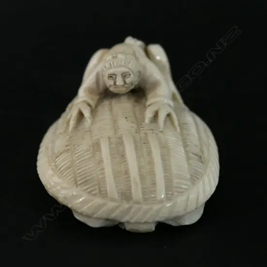 A Japanese carved ivory netsuke