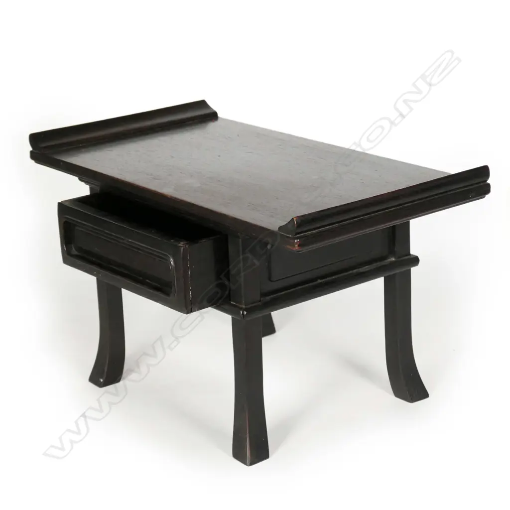 An old Japanese rosewood small display table Image 1++