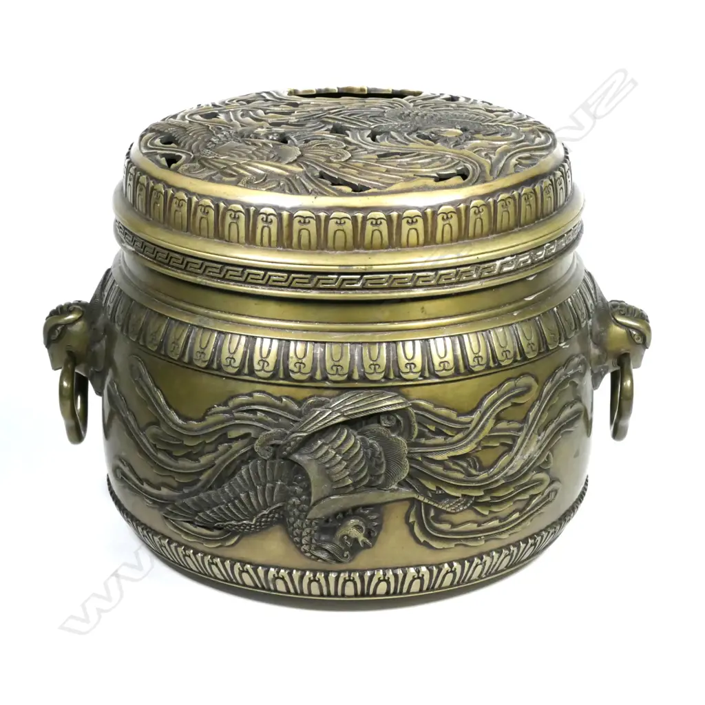 A vintage Japanese bronze decorative lidded fire pot Image 1++