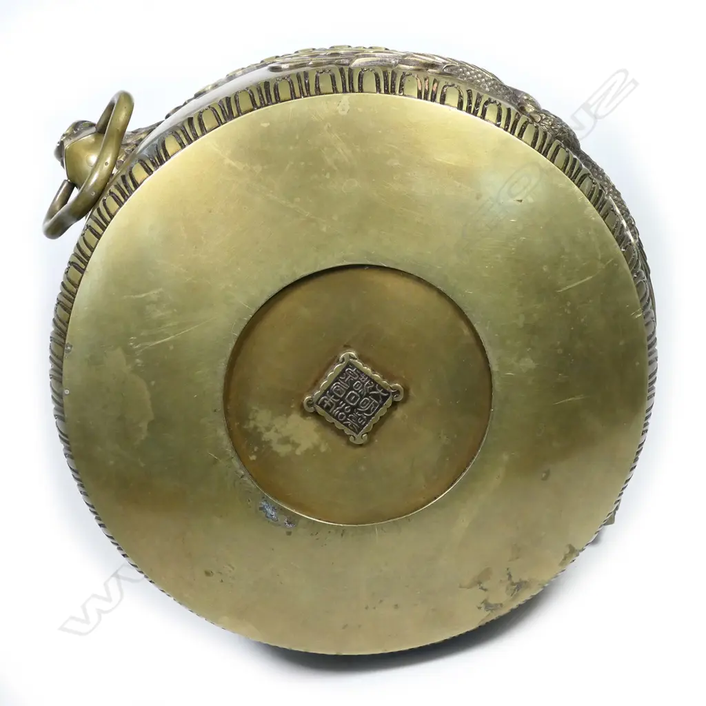 A vintage Japanese bronze decorative lidded fire pot Image 1++