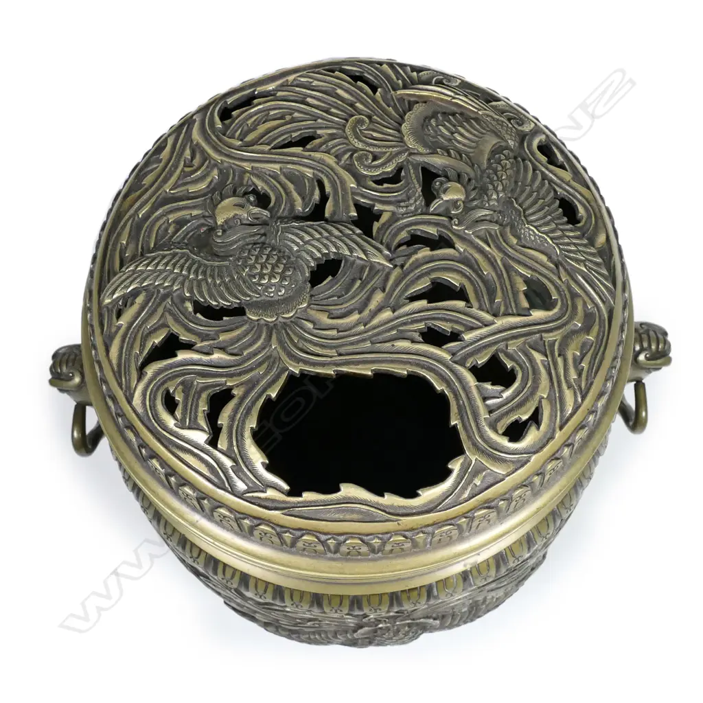A vintage Japanese bronze decorative lidded fire pot Image 1++