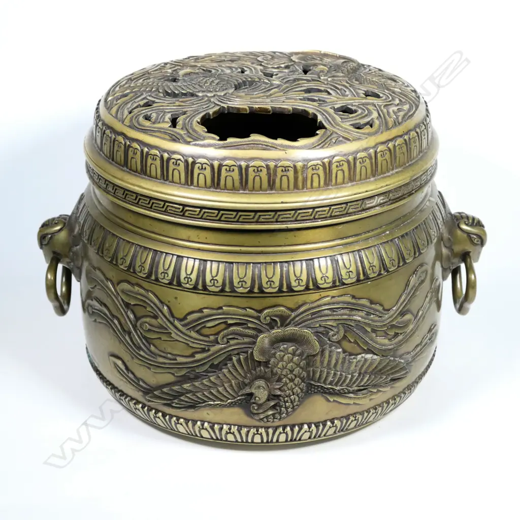 A vintage Japanese bronze decorative lidded fire pot Image 1++