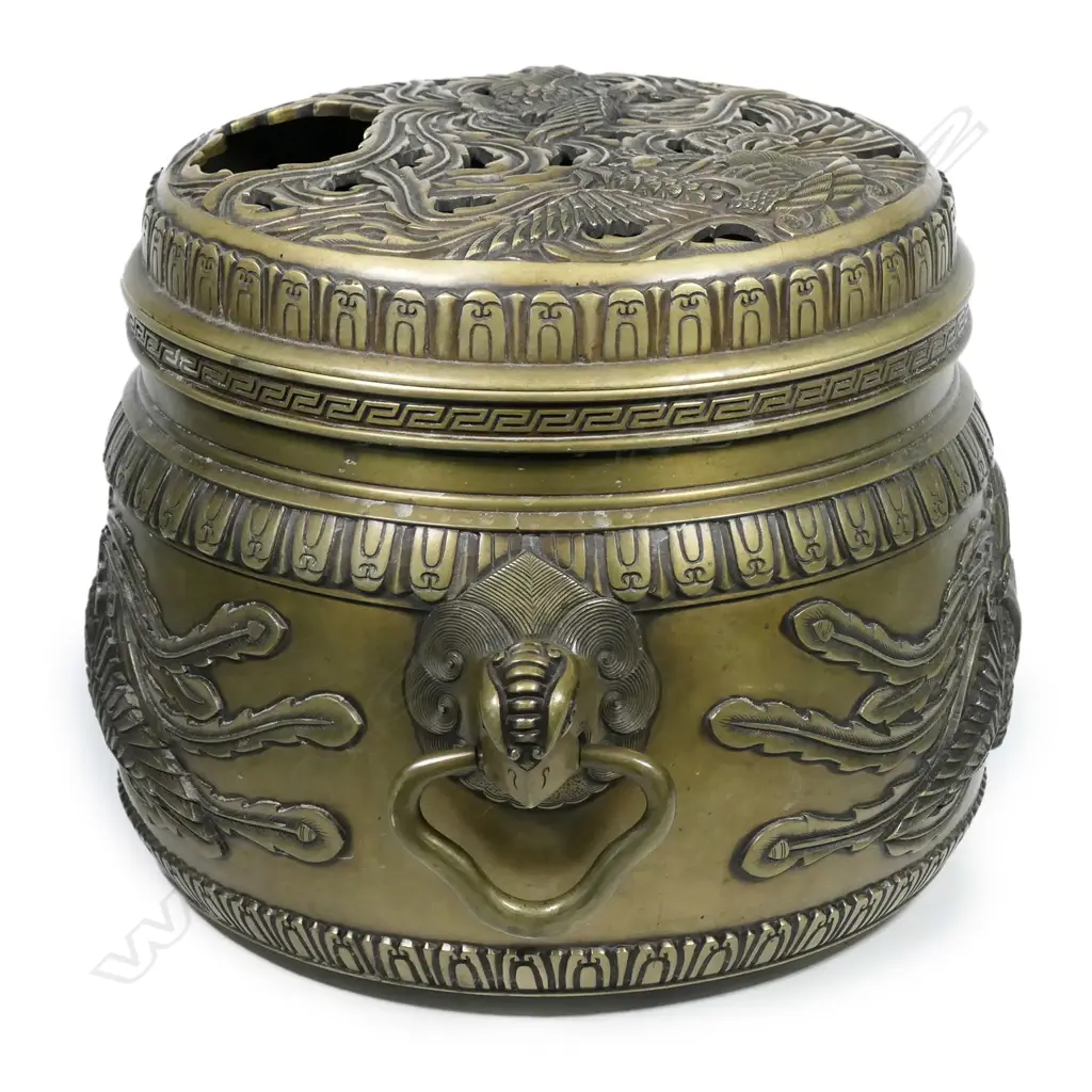 A vintage Japanese bronze decorative lidded fire pot Image 1++