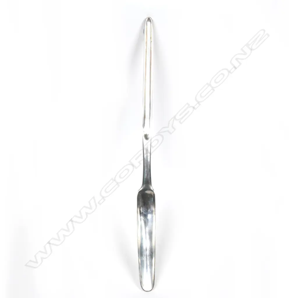 A George II silver marrow scoop Image 1++