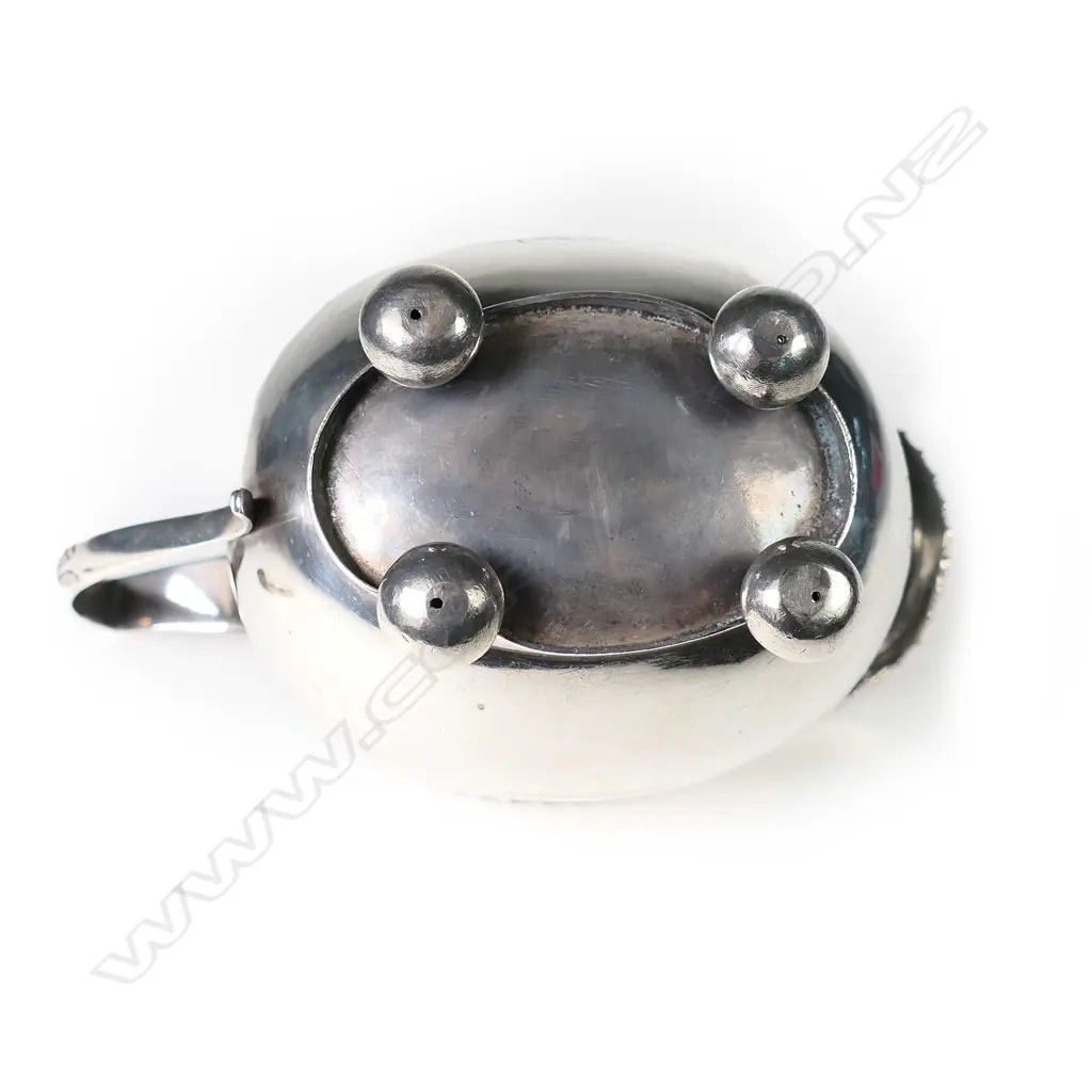 A George III silver cream jug Image 1++