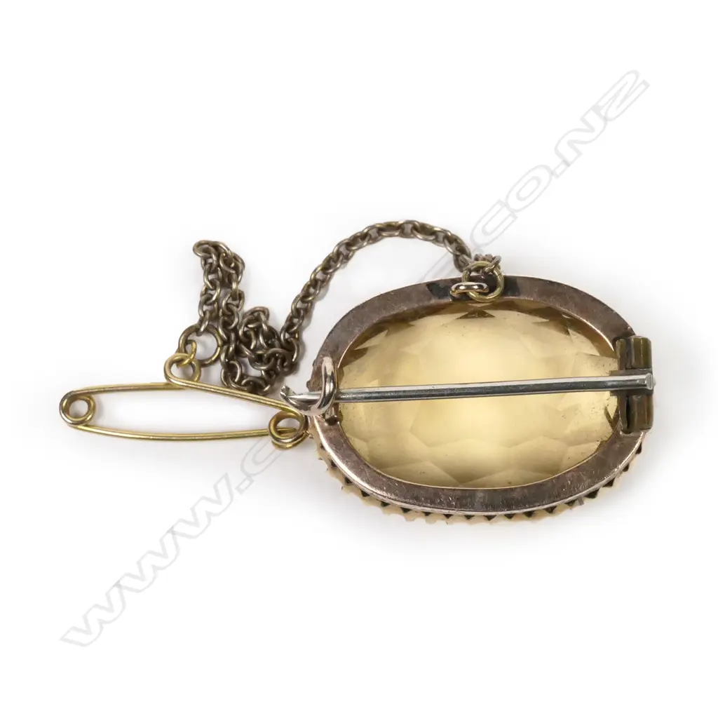 A 9ct gold and citrine brooch Image 1++