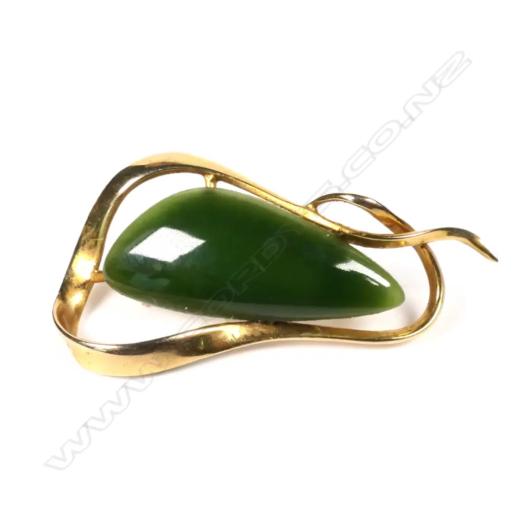 A stylish vintage Peter Minturn gold and pounamu brooch Image 1++