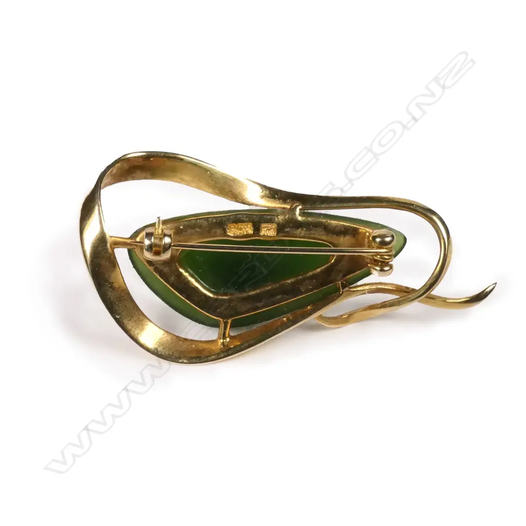A stylish vintage Peter Minturn gold and pounamu brooch Image 1++