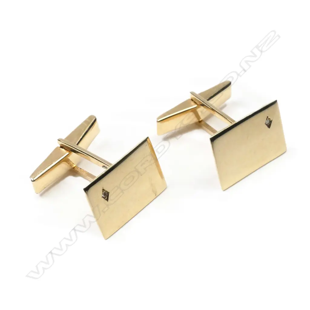 A pair of 9ct yellow gold cufflinks Image 1++