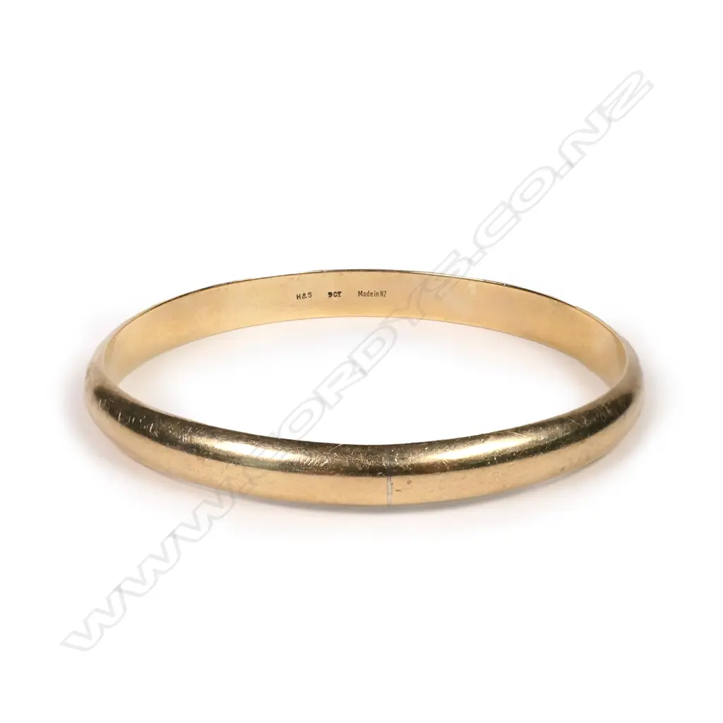 A 9ct gold NZ made bangle Image 1++