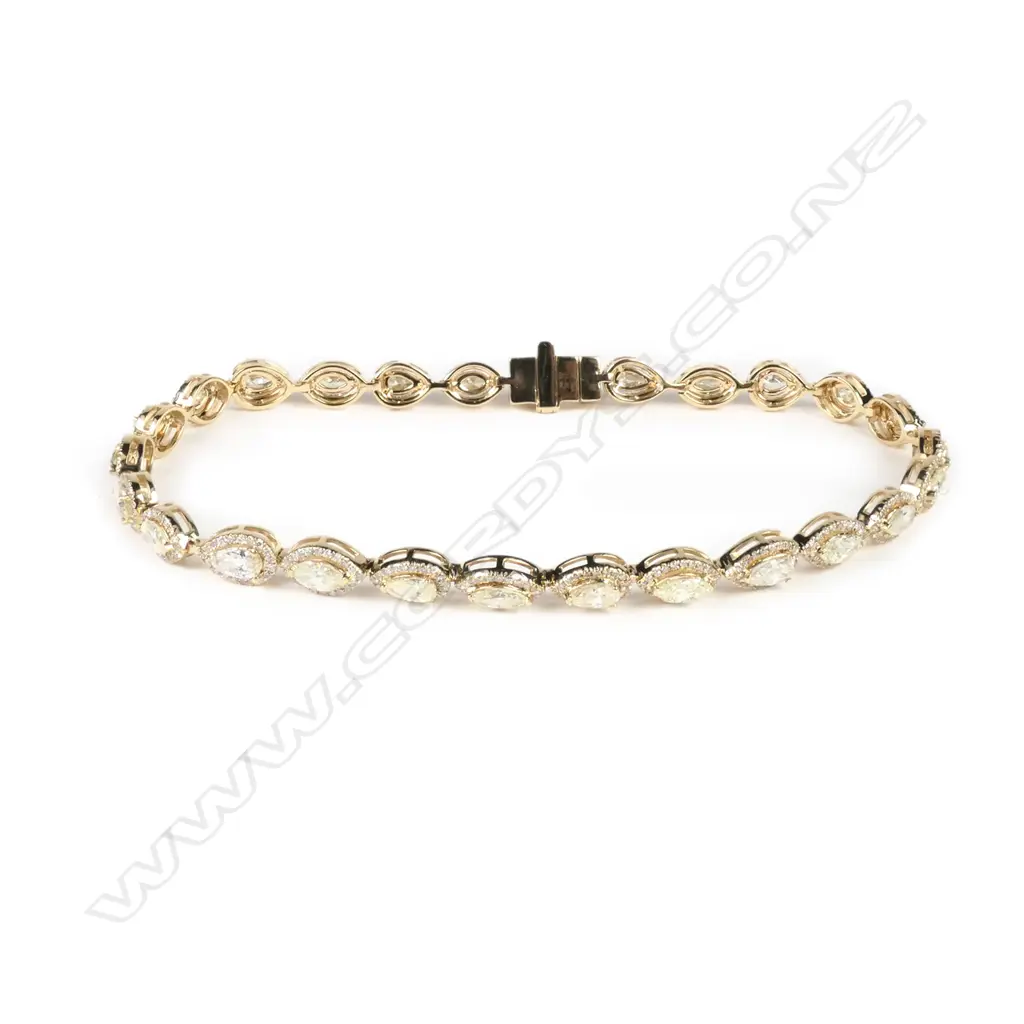A 14ct gold diamond bracelet Image 1++