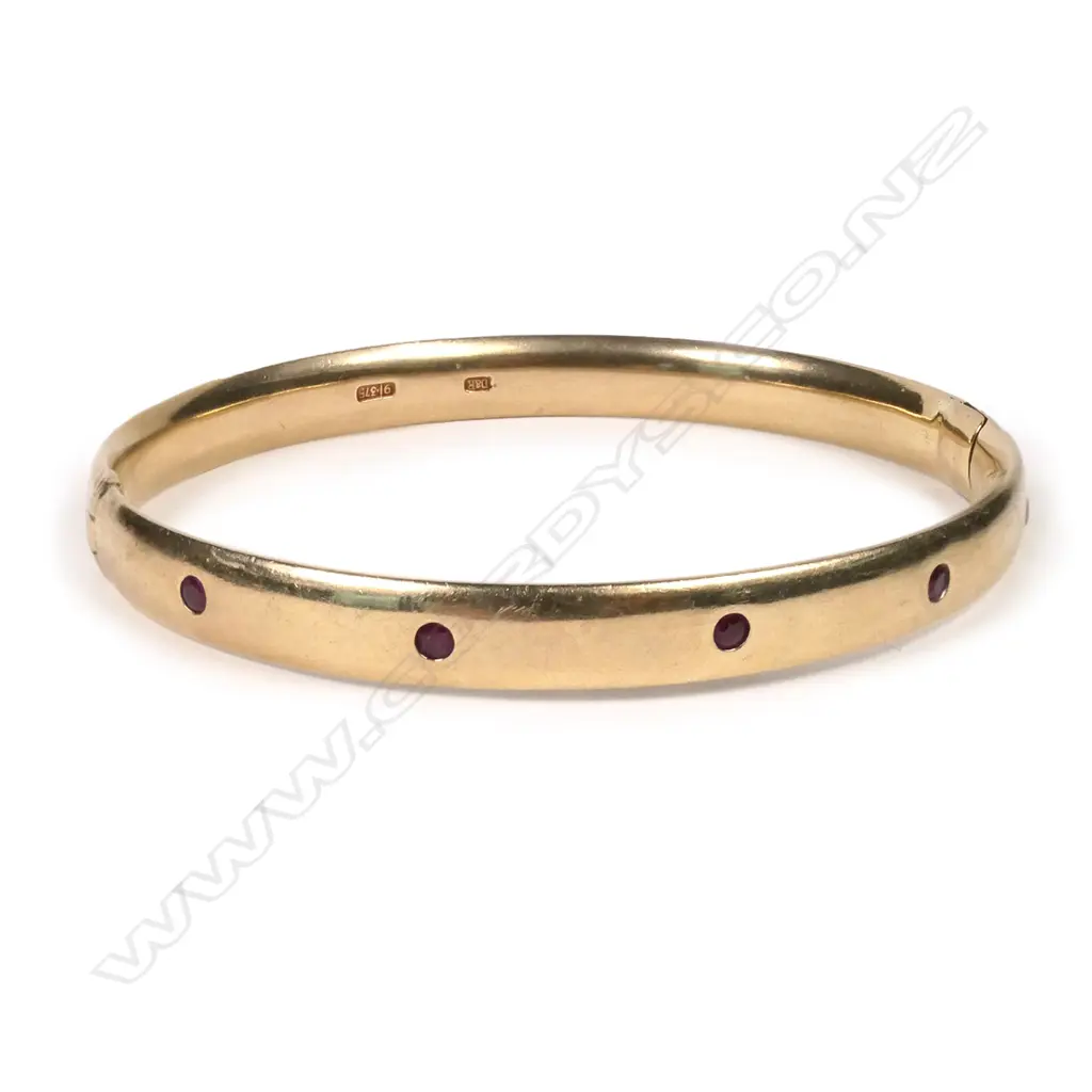 A 9ct gold and garnet hinged bangle Image 1++