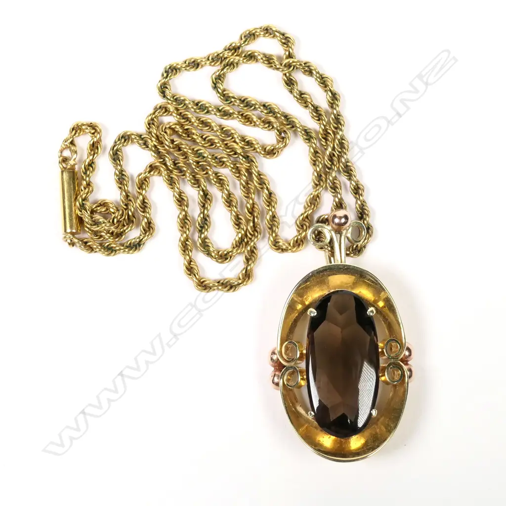 A retro 14ct gold smoky quartz pendant Image 1++