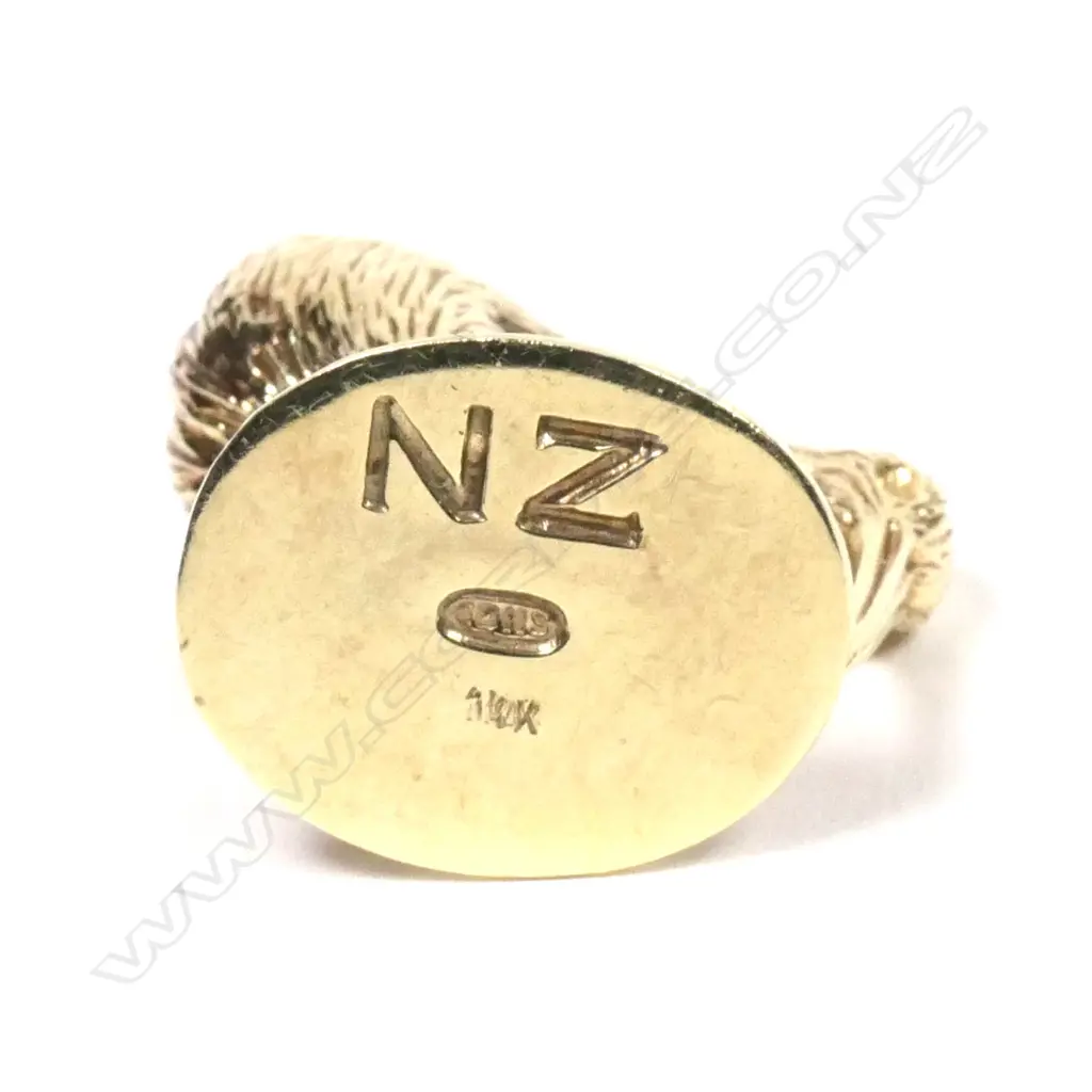 A 14ct yellow gold kiwi pendant, Image 1++