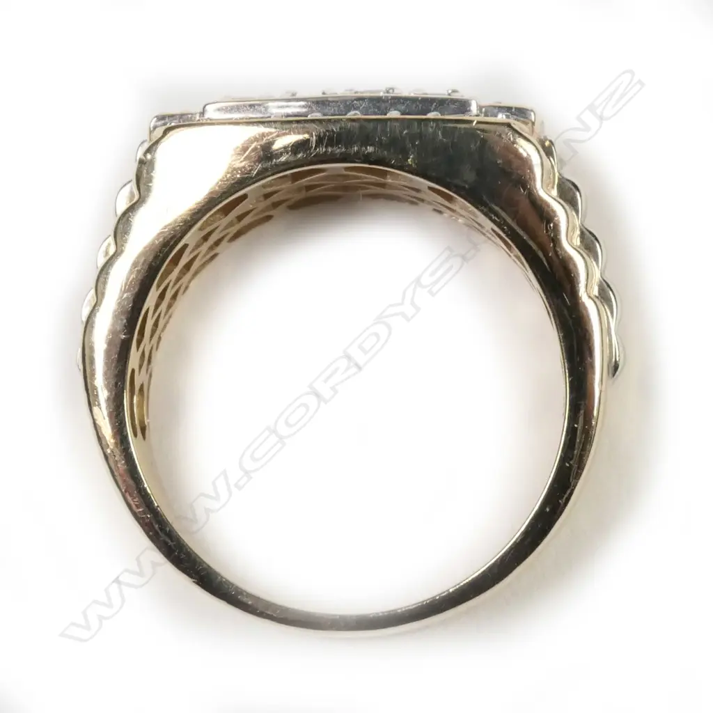 A substantial 10ct yellow gold and diamond cluster ring Image 1++