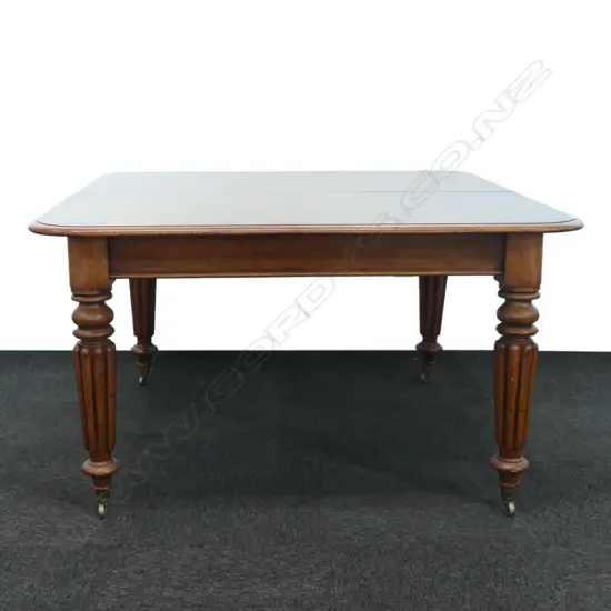 A Victorian mahogany two leaf extension dining table