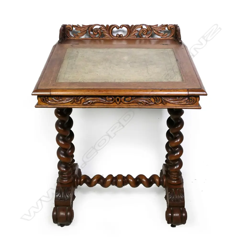 A Victorian small oak writing desk Image 1++