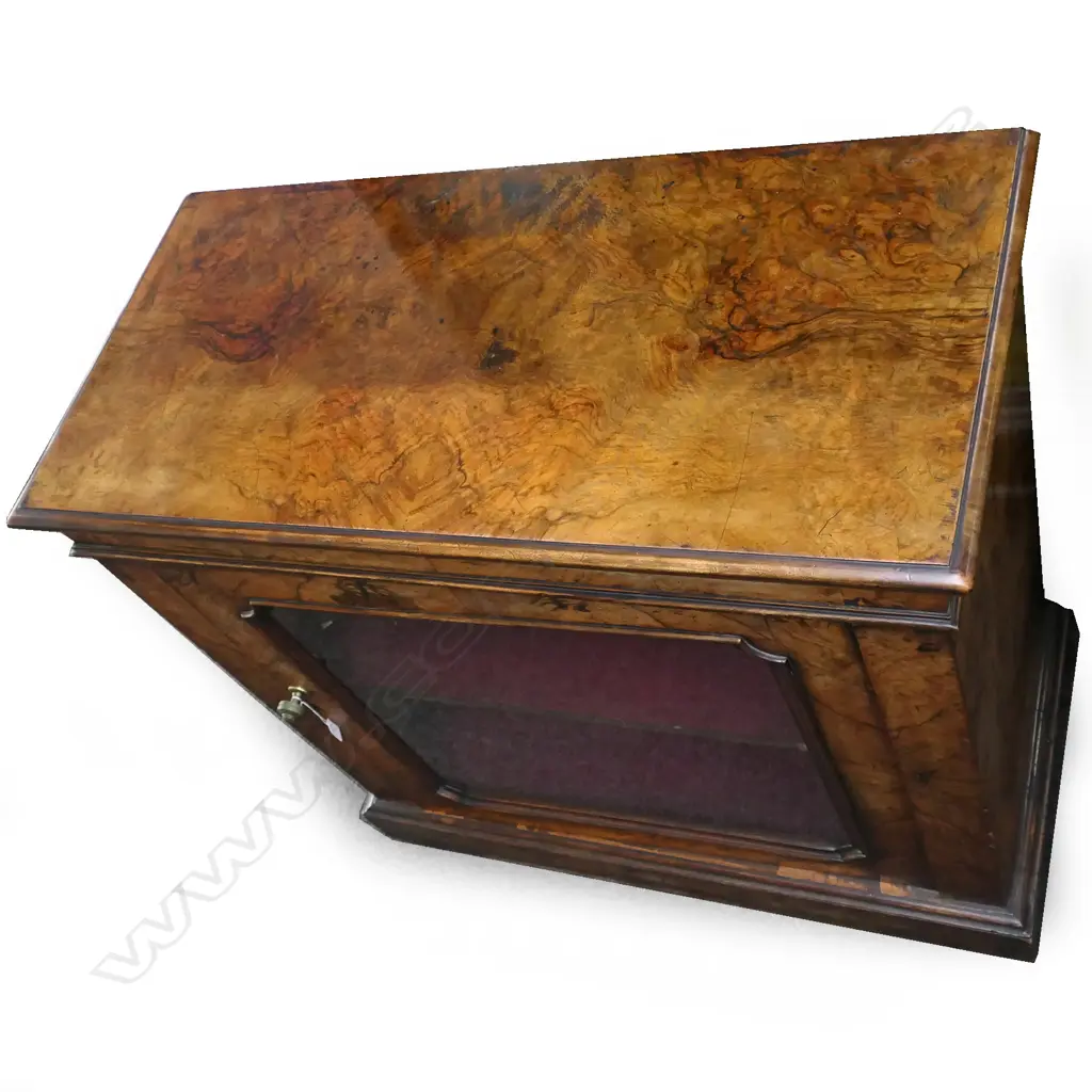 A Victorian walnut vitrine Image 1++