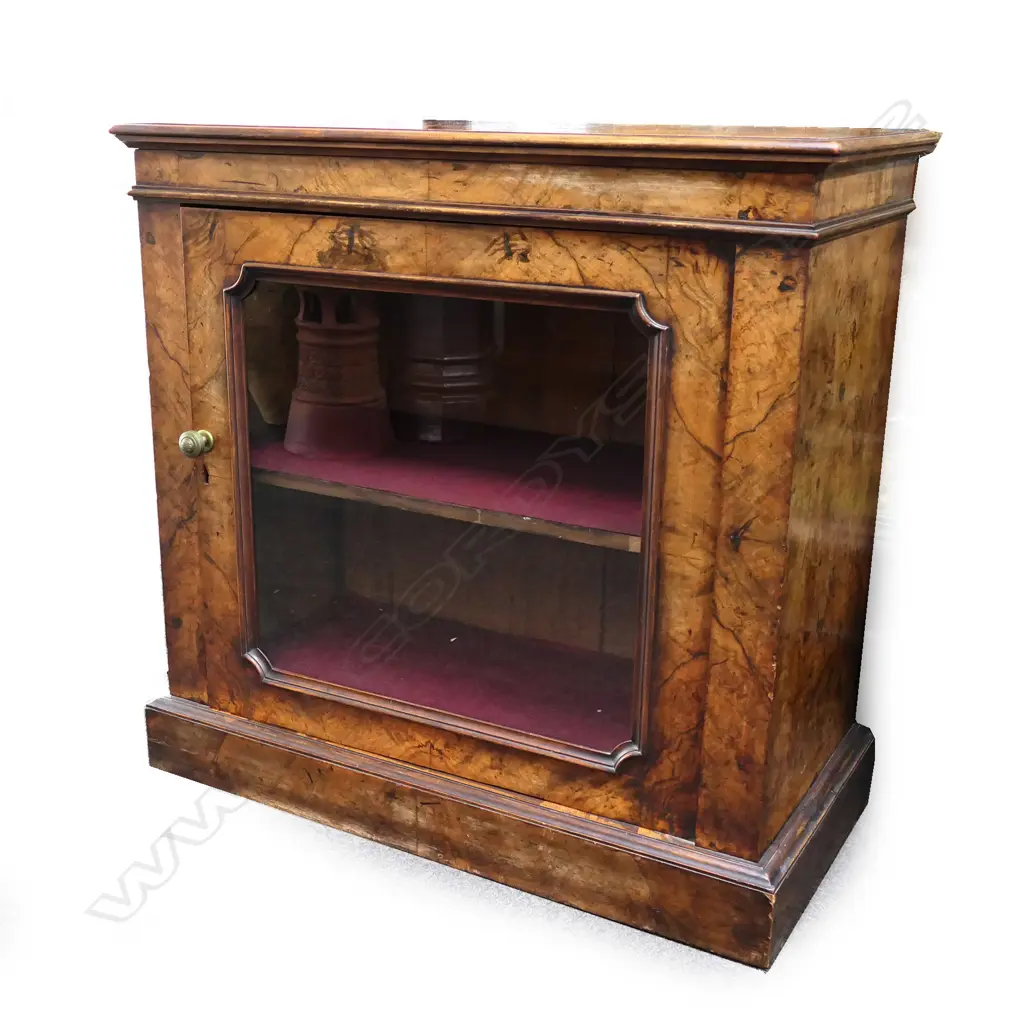 A Victorian walnut vitrine Image 1++