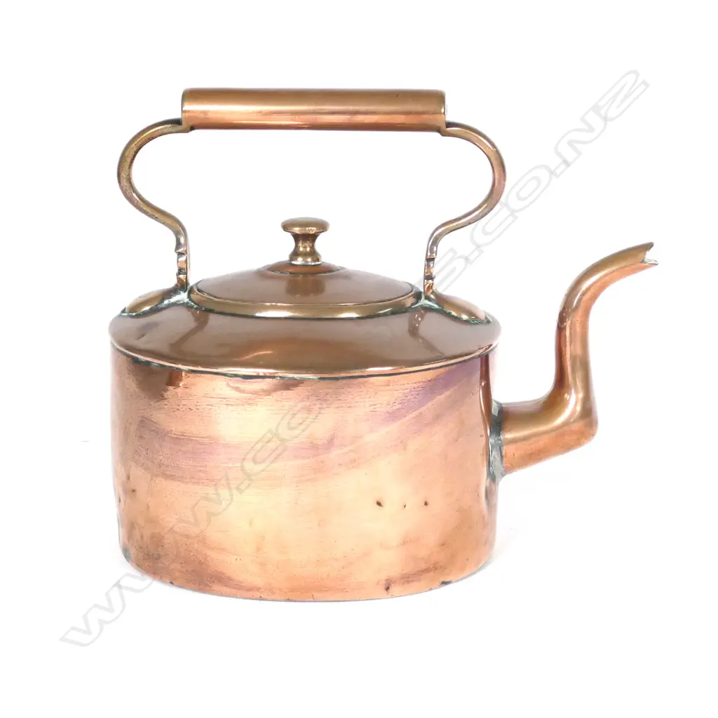 A Victorian copper kettle Image 1++