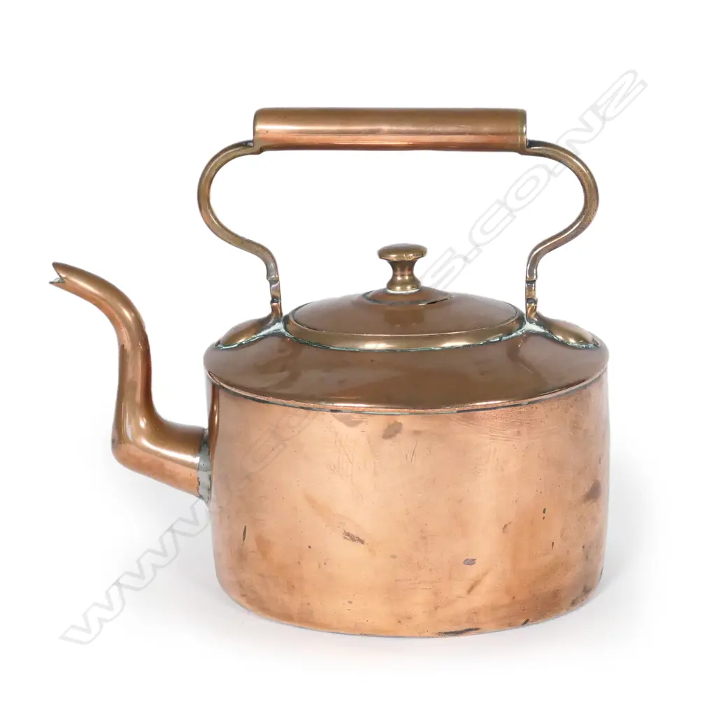 A Victorian copper kettle Image 1++