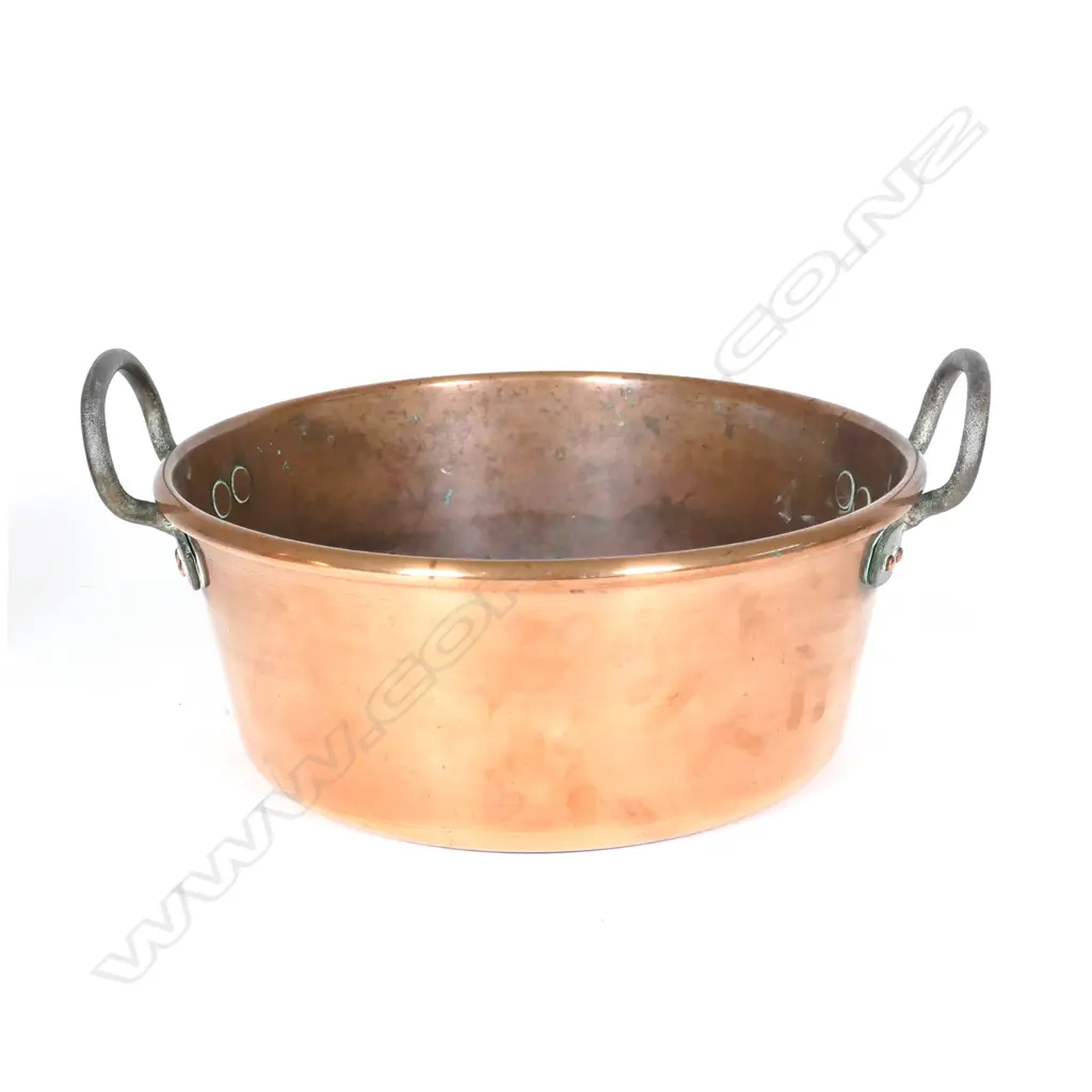 A Victorian copper preserving pan Image 1++