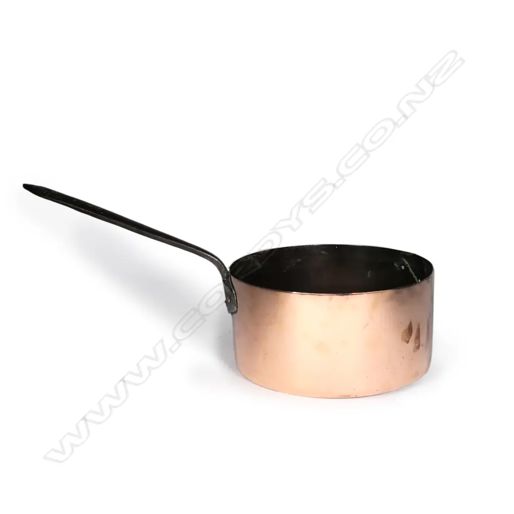 A large Victorian copper saucepan Image 1++