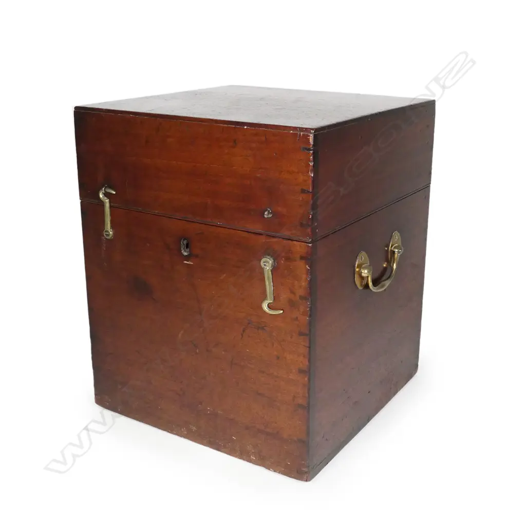 A Georgian mahogany hinged lidded box Image 1++