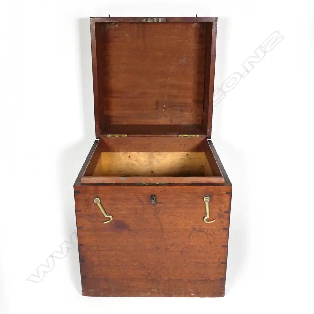 A Georgian mahogany hinged lidded box Image 1++