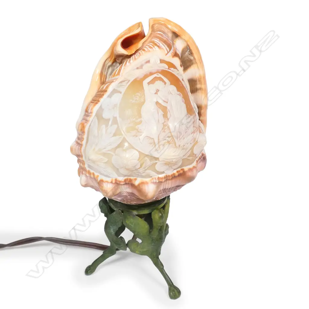 A vintage cameo shell lamp Image 1++
