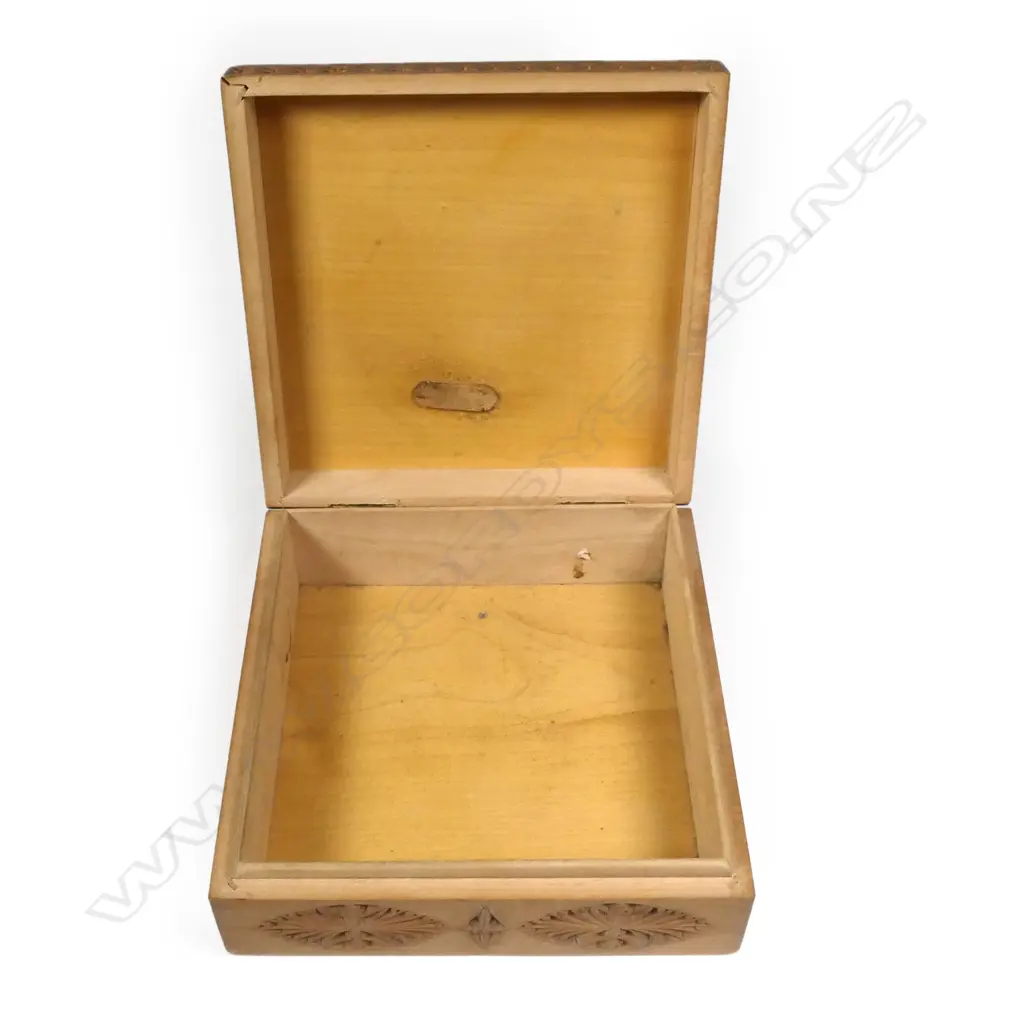 A 'Terra Nova British Antarctic Expedition' carved box Image 1++