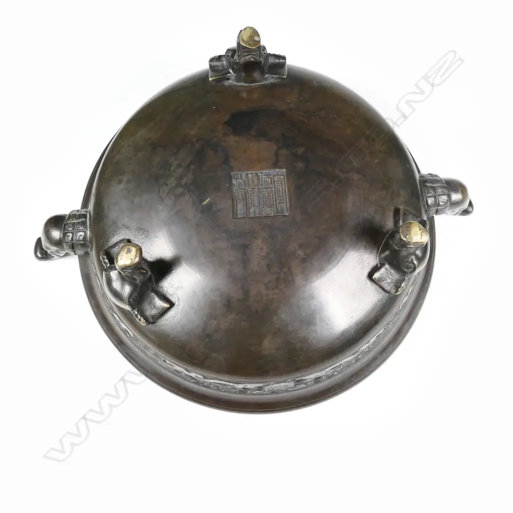 A Chinese bronze censer Image 1++