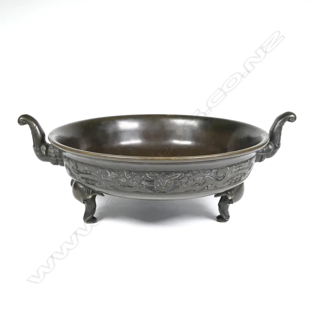 A Chinese bronze censer Image 1++