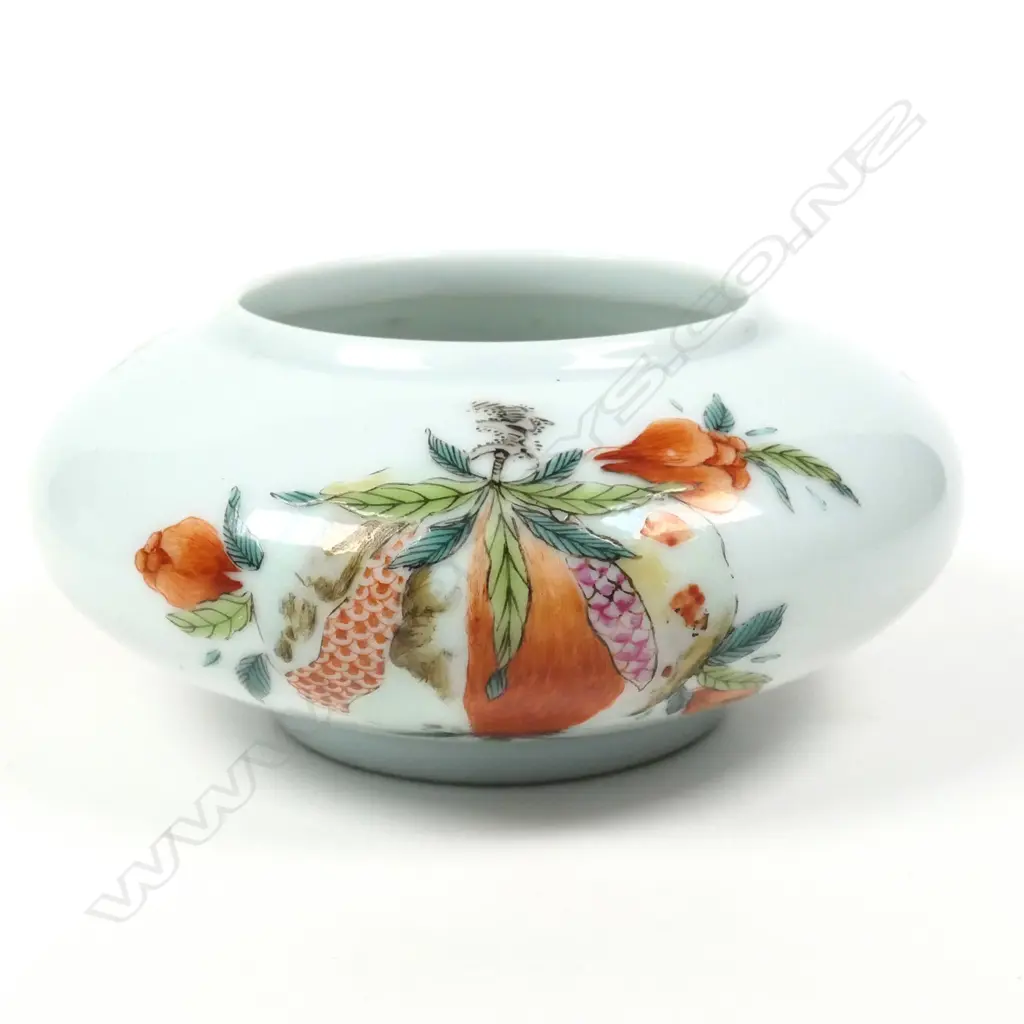 A Chinese wucai squat circular porcelain brush washer decorated with the ‘Three Abundances’ (sanduo) Image 1++