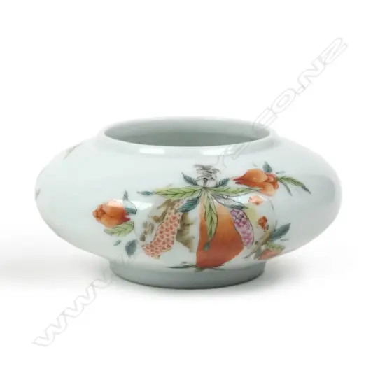 A Chinese wucai squat circular porcelain brush washer decorated with the ‘Three Abundances’ (sanduo)