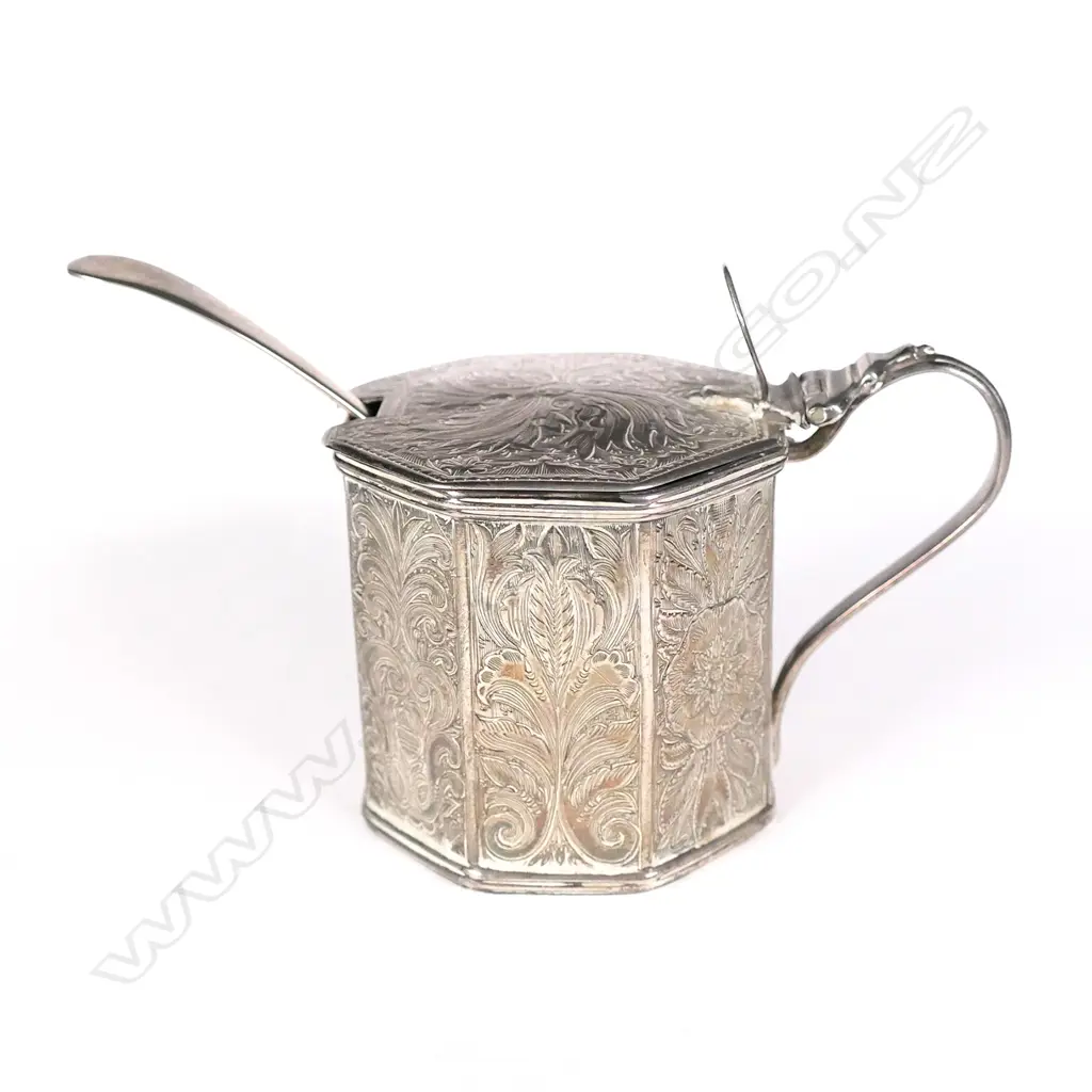A George III silver mustard pot Image 1++