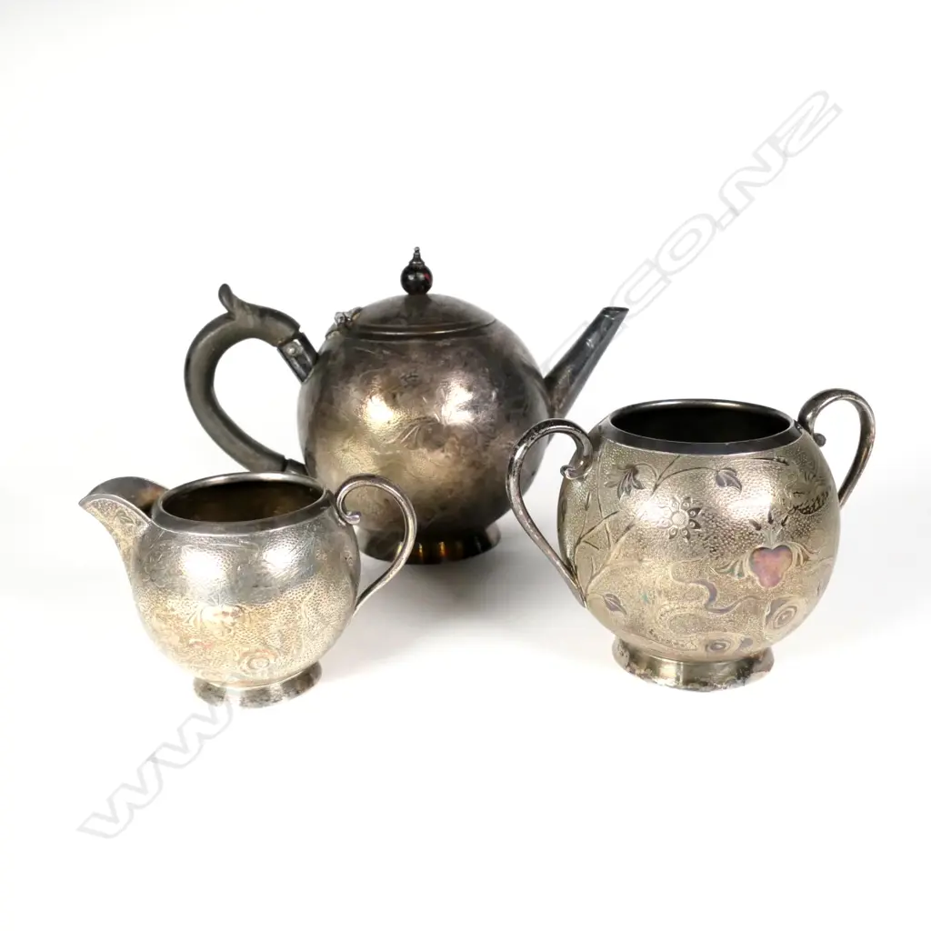 A Victorian Scottish silver three-piece tea set Image 1++