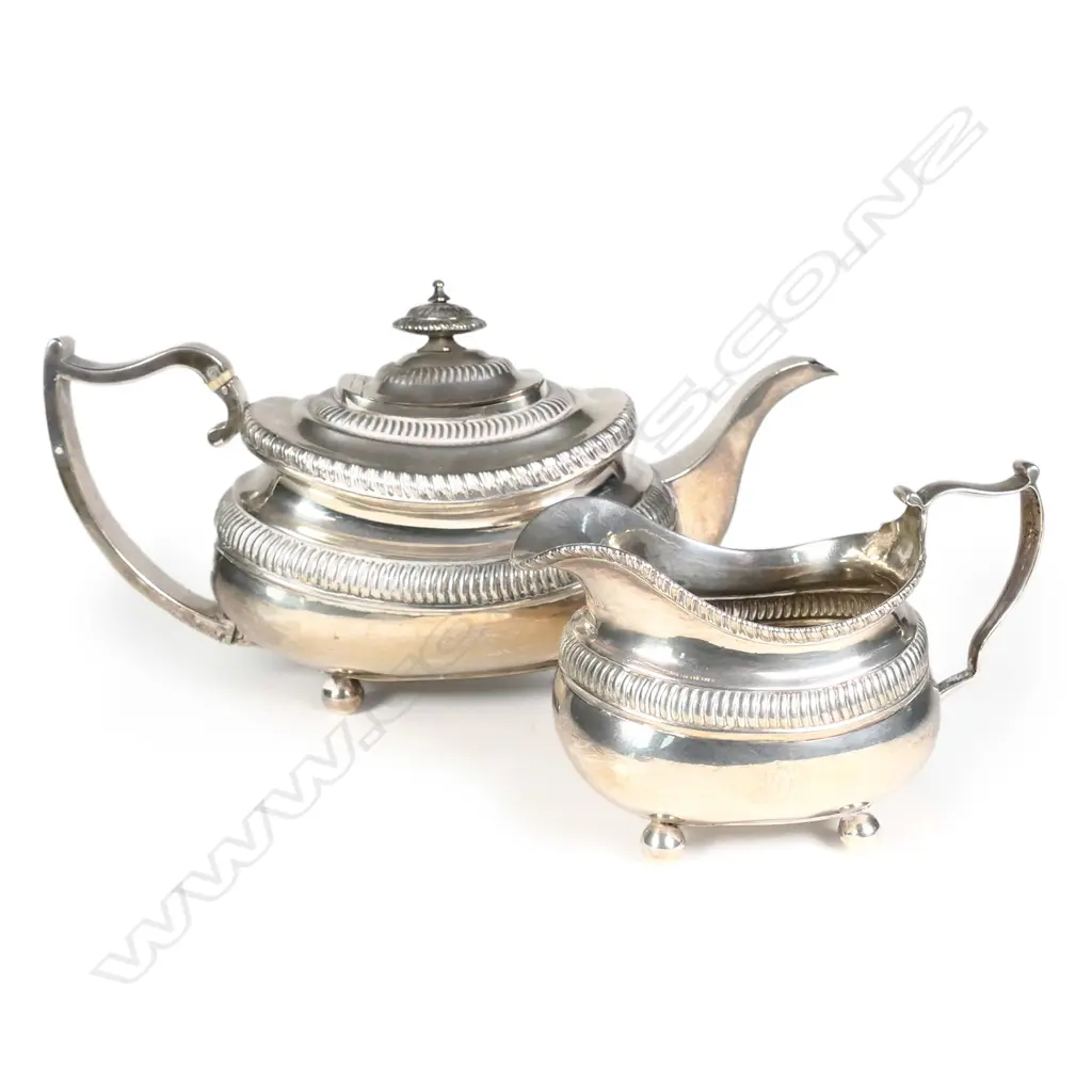 A George III silver teapot and milk jug Image 1++