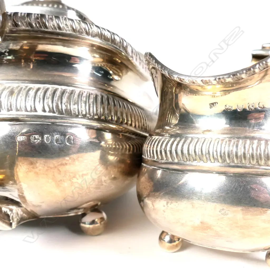 A George III silver teapot and milk jug Image 1++