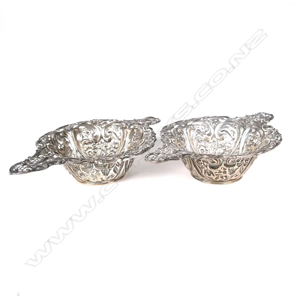A pair of Victorian silver bonbon dishes Image 1++